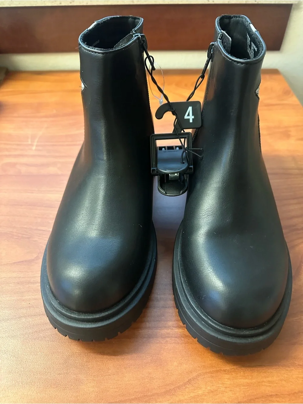 Wonder Nation Size 4 Black Kids Ankle Boots with Silver Star